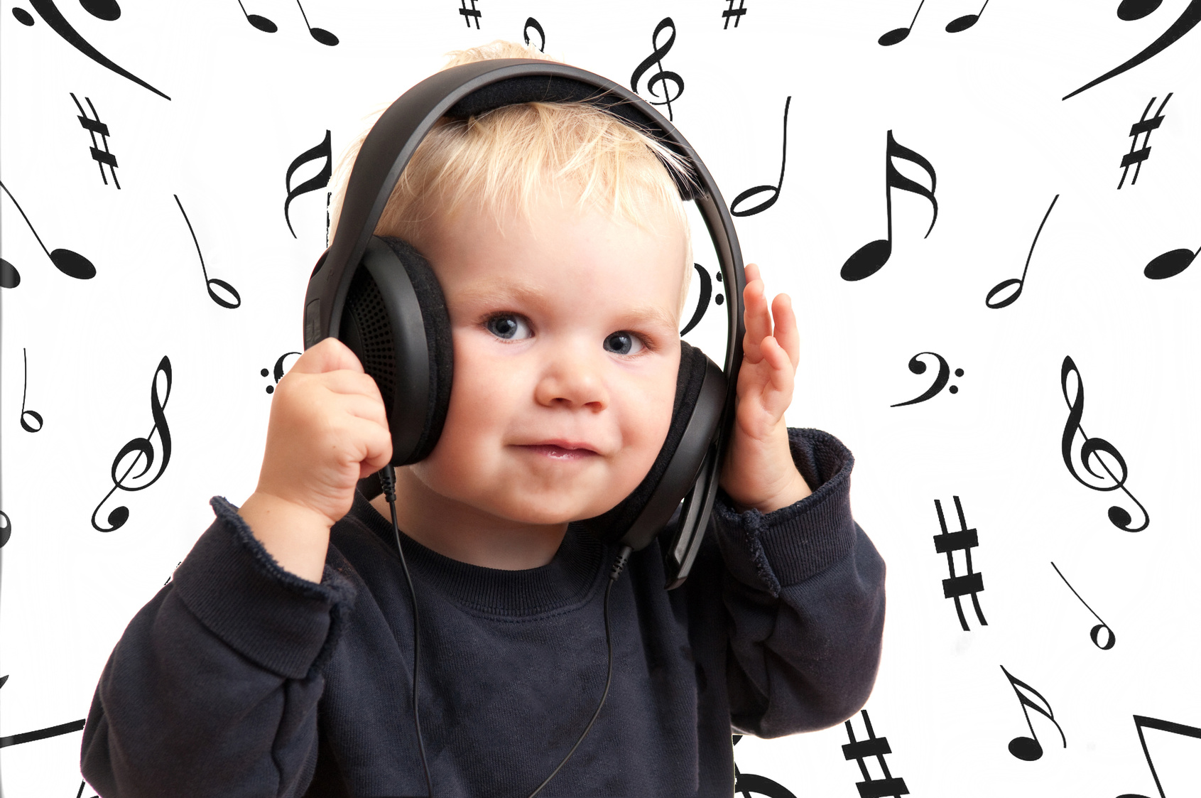 Песня слушание музыки. Ребенок в наушниках. Ребенок с наушниками. Слушание музыки. Музыкальное восприятие детей.