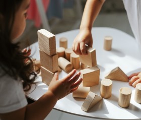 Edukacyjne zabawki, które dobrze sprawdzą się w roli świątecznego prezentu