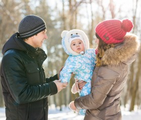 Wyprawka dla niemowlaka od A do Z: w co ubierać noworodka zimą?