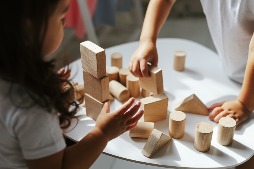 Edukacyjne zabawki, które dobrze sprawdzą się w roli świątecznego prezentu