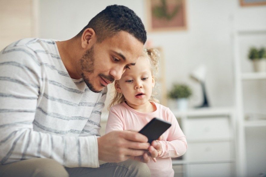 Dziecko i telefon – jak zadbać o bezpieczeństwo?