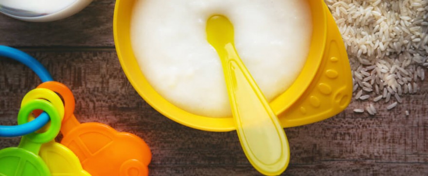 Kleik i kaszka dla niemowląt – czym różnią się te produkty i kiedy włączyć je do menu pociechy?