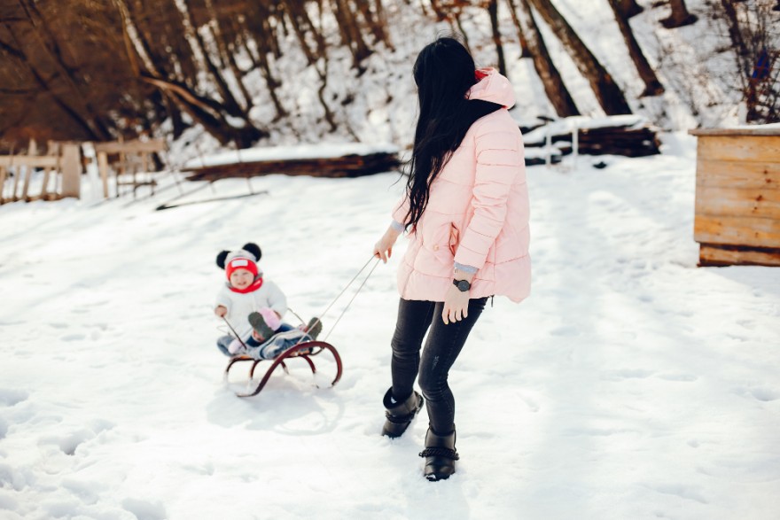 Bezpieczna zabawa na śniegu: dlaczego sanki z oparciem są idealne dla maluchów